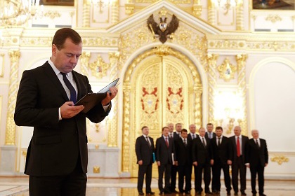 Медведев заявил о необходимости сокращения числа чиновников