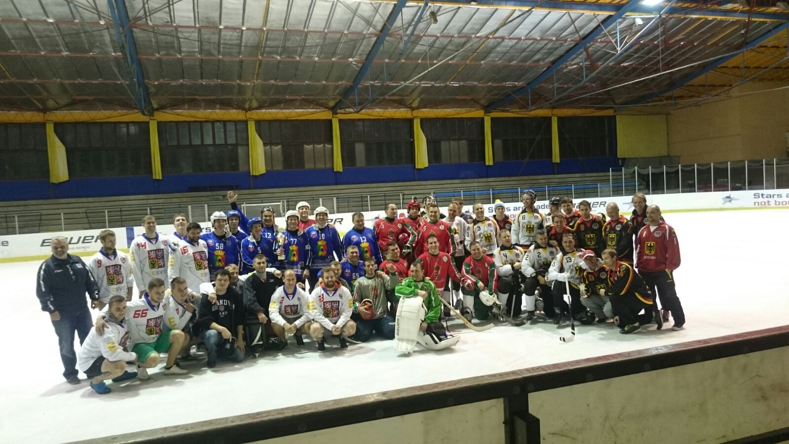 Команда ветеранов "Первоуральск" выиграла международный турнир по мини-хоккею с мячом